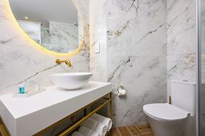 XVI Suites