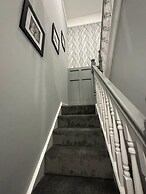 Immaculate 4-bed Detached House in Bootle