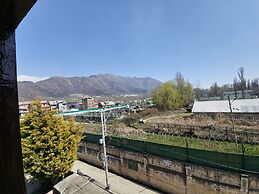 Seven Hills Hotel Srinagar