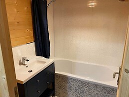 Inviting 2-bedroom Cabin in Ashton Under Hill