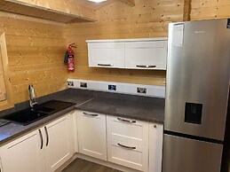 Inviting 2-bedroom Cabin in Ashton Under Hill
