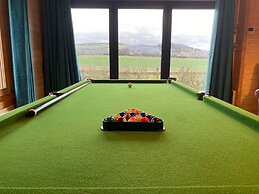 Inviting 2-bedroom Cabin in Ashton Under Hill