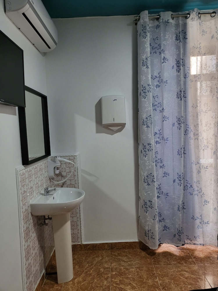 M-A Catrachos Rooms