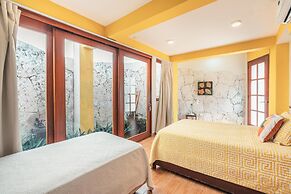 Bungallow With Private Backyard and Pool