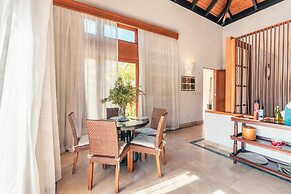 Bungallow With Private Backyard and Pool