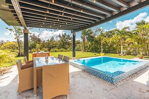 Bungallow With Private Backyard and Pool