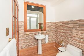 Bungallow With Private Backyard and Pool