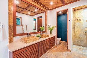 Bungallow With Private Backyard and Pool