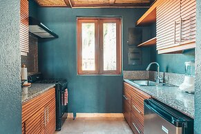 Bungallow With Private Backyard and Pool