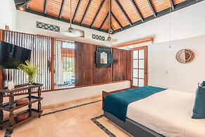 Bungallow With Private Backyard and Pool