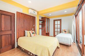 Bungallow With Private Backyard and Pool