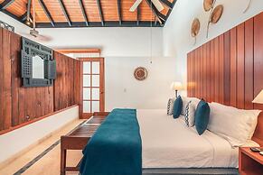 Bungallow With Private Backyard and Pool