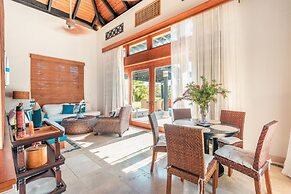 Bungallow With Private Backyard and Pool