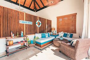 Bungallow With Private Backyard and Pool