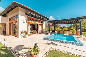 Bungallow With Private Backyard and Pool