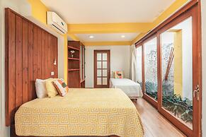 Bungallow With Private Backyard and Pool