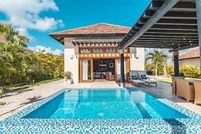 Bungallow With Private Backyard and Pool