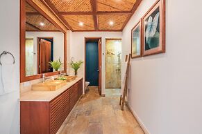 Bungallow With Private Backyard and Pool