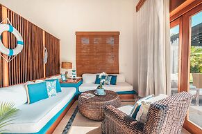 Bungallow With Private Backyard and Pool