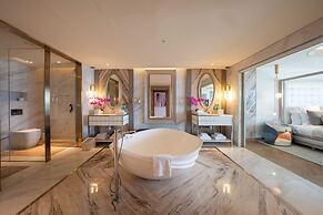 FIVE LUXE