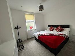 Lovely 4-bed House in Central Wolverhampton