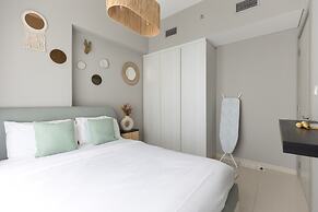 Quiet 1BR with river view