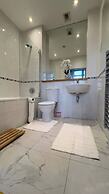 Modern Oasis / Central Location