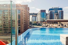 LUX  Iconic Views at Palm Tower Studio 2