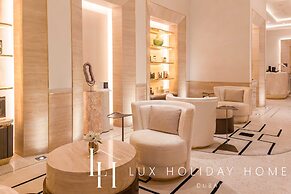 LUX  Iconic Views at Palm Tower Studio 2