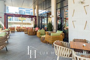 LUX  Iconic Views at Palm Tower Studio 2