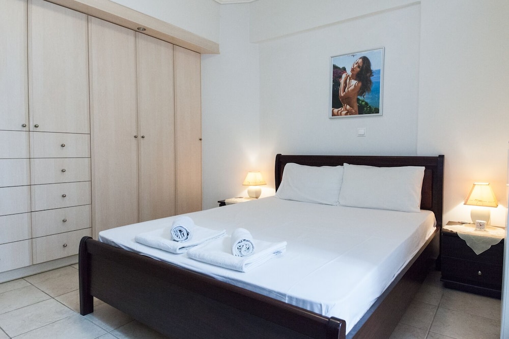 Scenic Balcony Apt in Vibrant Petralona