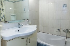 Scenic Balcony Apt in Vibrant Petralona