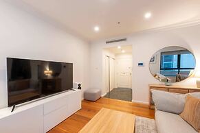 Spacious 3-bed Unit in Melbourne CBD w/ Pool & Gym