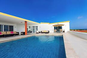 4-bed Villa, Pool, Parking