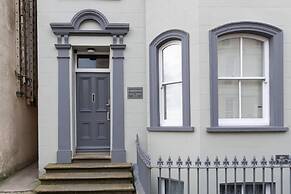 Spinnaker - Close to Town Sea Views