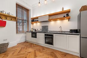 Spinnaker - Close to Town Sea Views