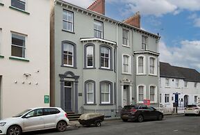 Spinnaker - Close to Town Sea Views