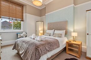 Spinnaker - Close to Town Sea Views