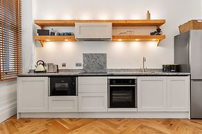 Spinnaker - Close to Town Sea Views