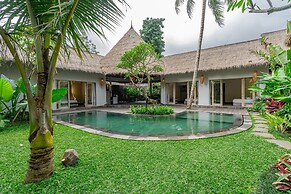 Brand New luxury 3BR Villa Ethnic Ubud 2