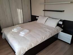 2-bed - Sleeps 4 - w Parking