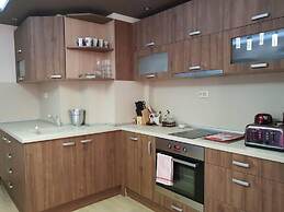 2-bed - Sleeps 4 - w Parking