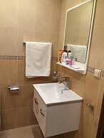2-bed - Sleeps 4 - w Parking