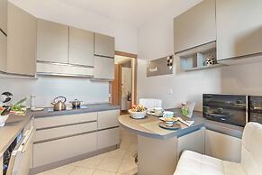 Alelu Classy And Chic Stresa Center