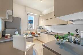 Alelu Classy And Chic Stresa Center
