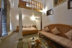 Tiaraa Monolith Lake Resort