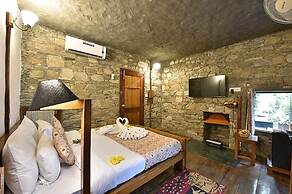 Tiaraa Monolith Lake Resort