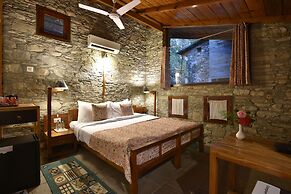 Tiaraa Monolith Lake Resort