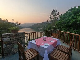 Tiaraa Monolith Lake Resort