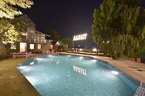 Tiaraa Monolith Lake Resort